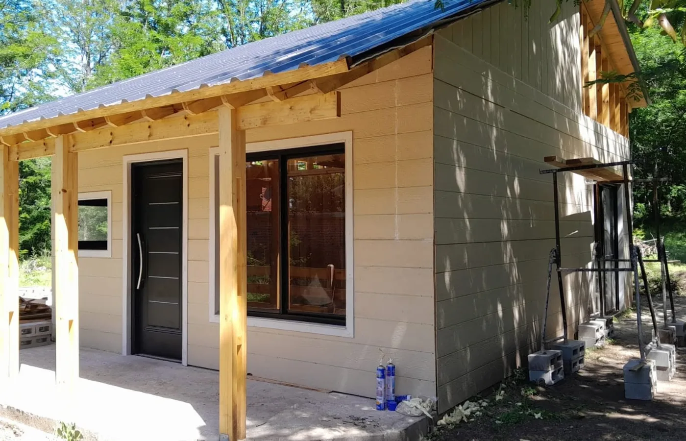 Vivienda compacta con terminaciones exteriores